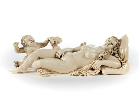Elfenbeinschnitzfigur einer schlafenden Venus mit Amorknäblein 